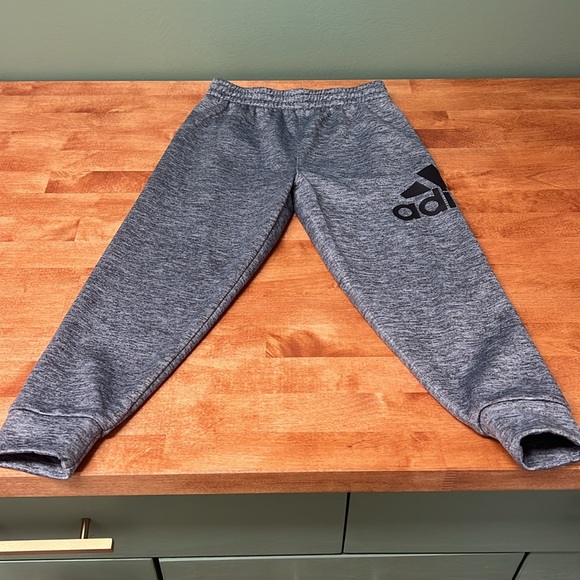 Adidas red/black/gray Bundle Boys size 5- joggers, tank top, & shorts- like new - Picture 8 of 11